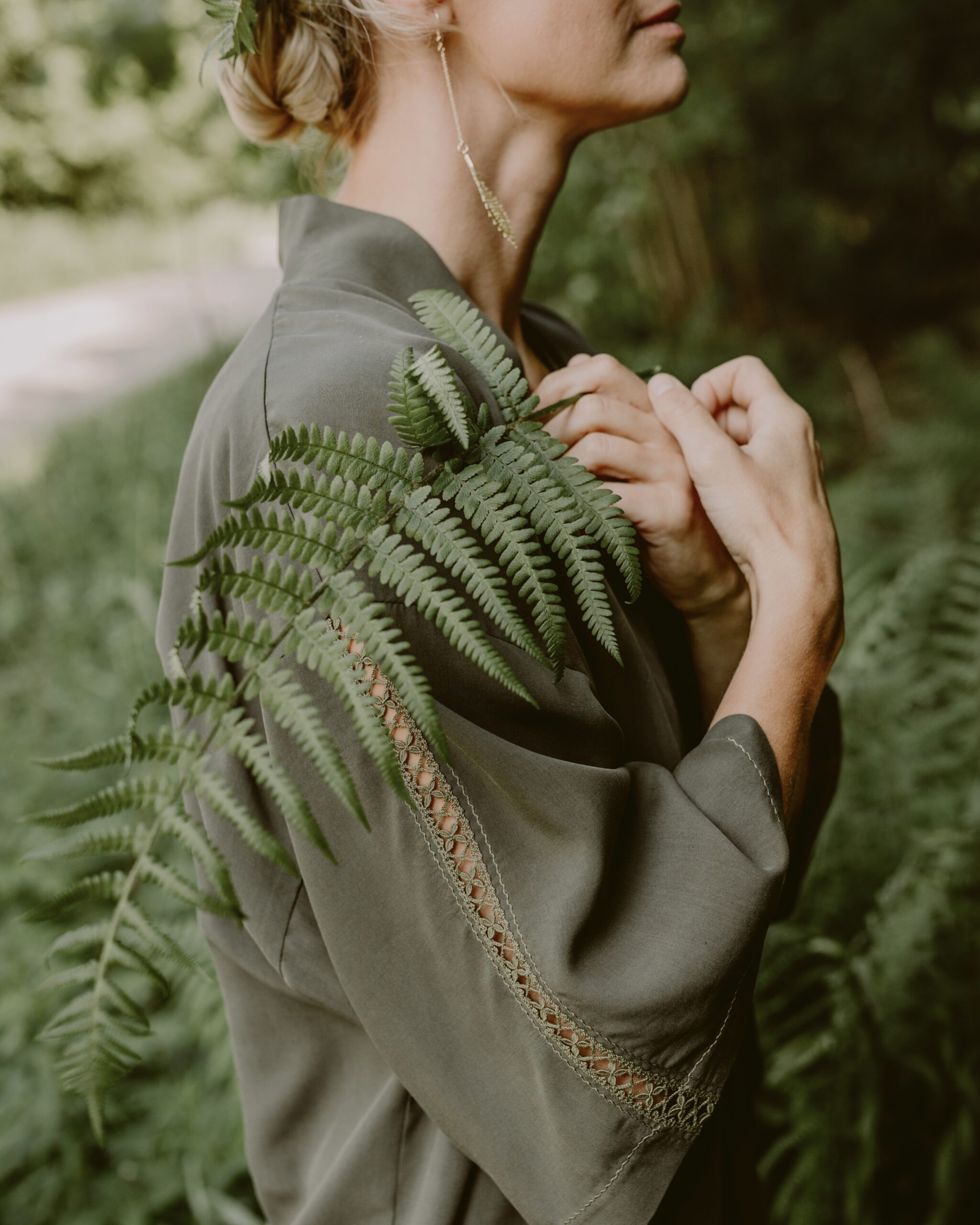 Niplispitsiga kimono külje pealt