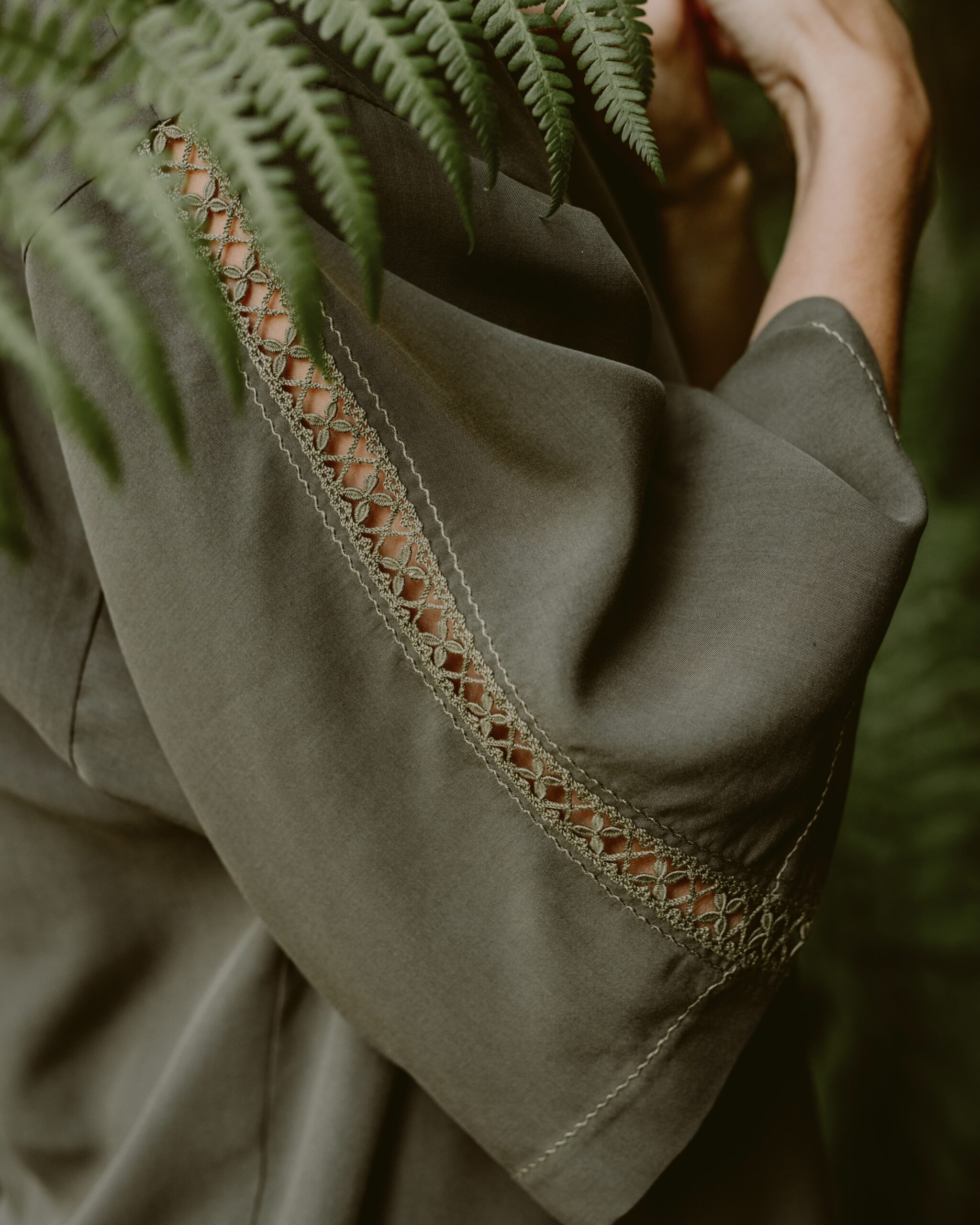 Niplispitsiga kaunistatud viskoosist metsaroheline kimono varrukas