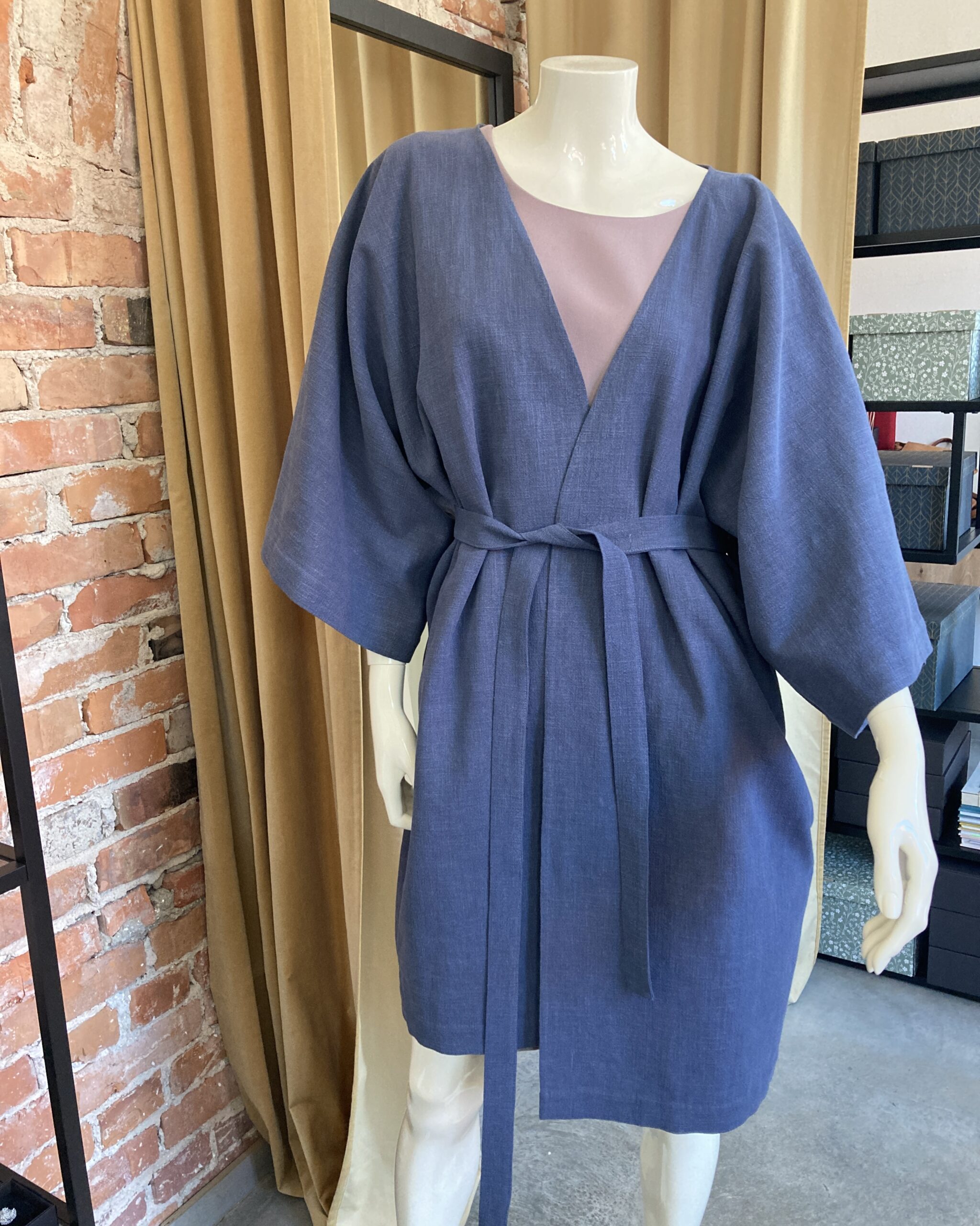 Sinine linane kimono iiri pitsiga eestvaade