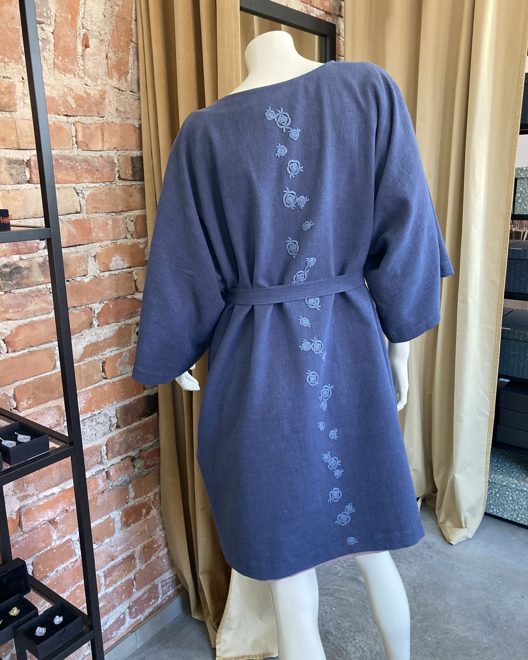 Sinine linane iiri pitsiga kimono tagantvaade
